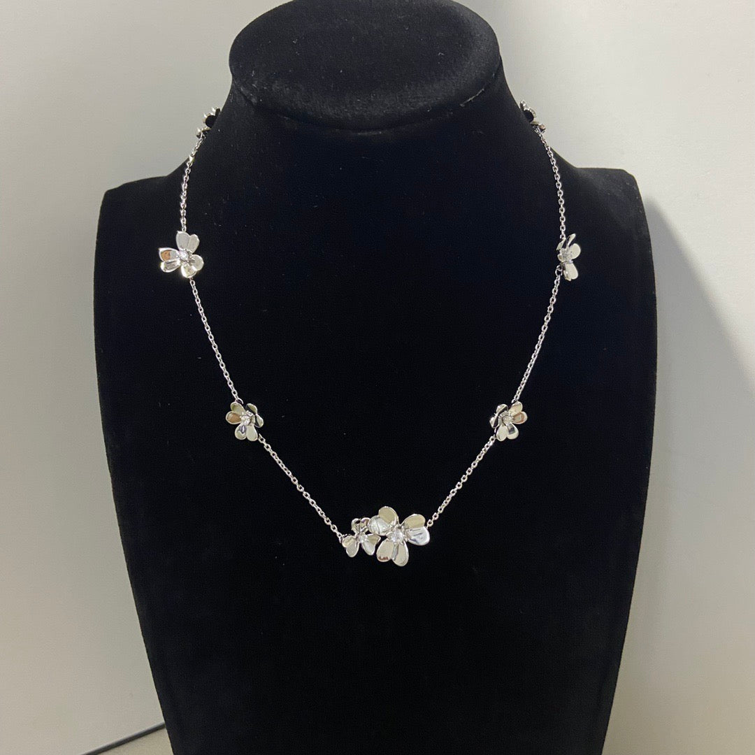 VCA Eight Three-Flower Neckalce